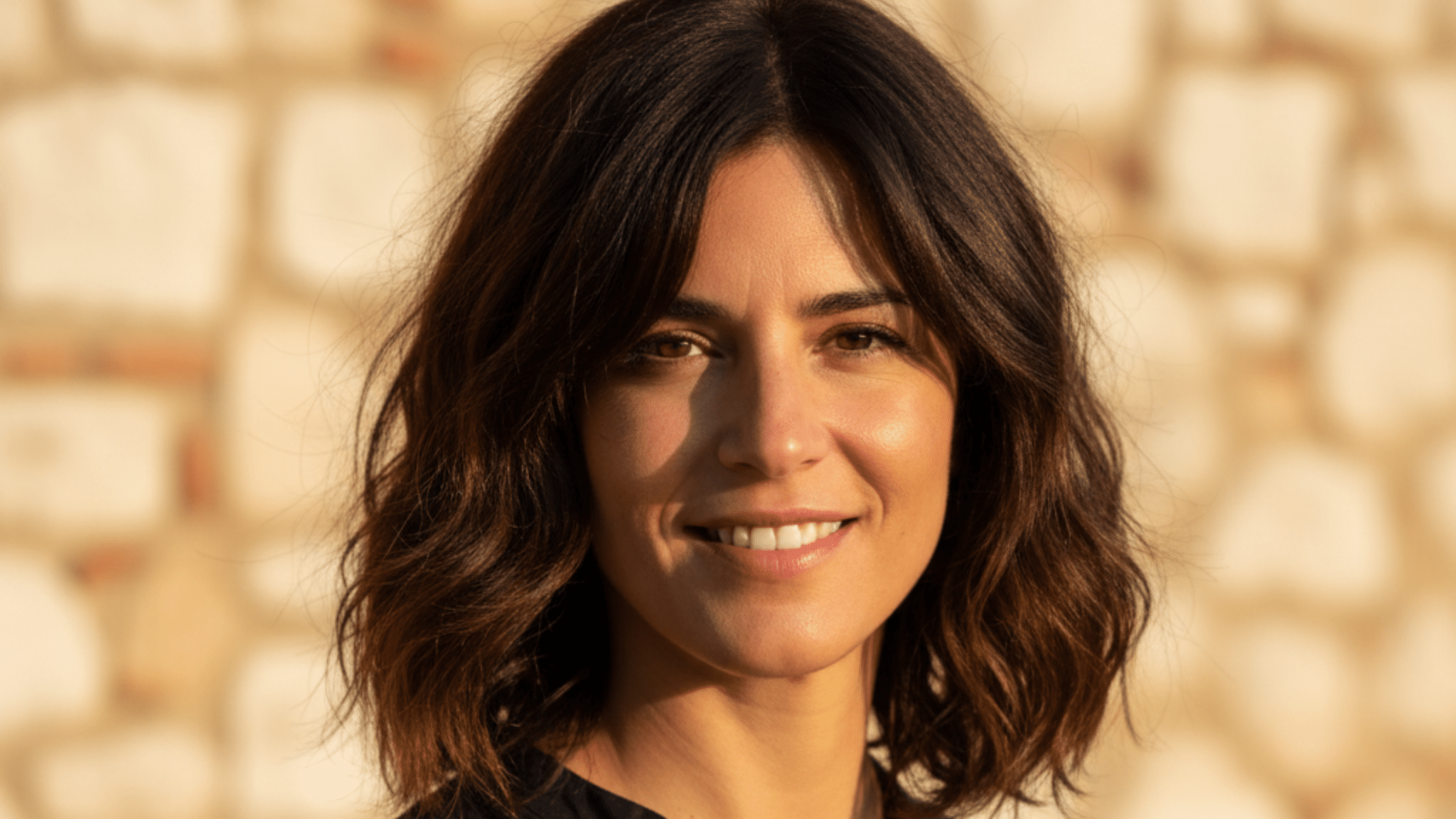 Tousledwavy medium cut with layers