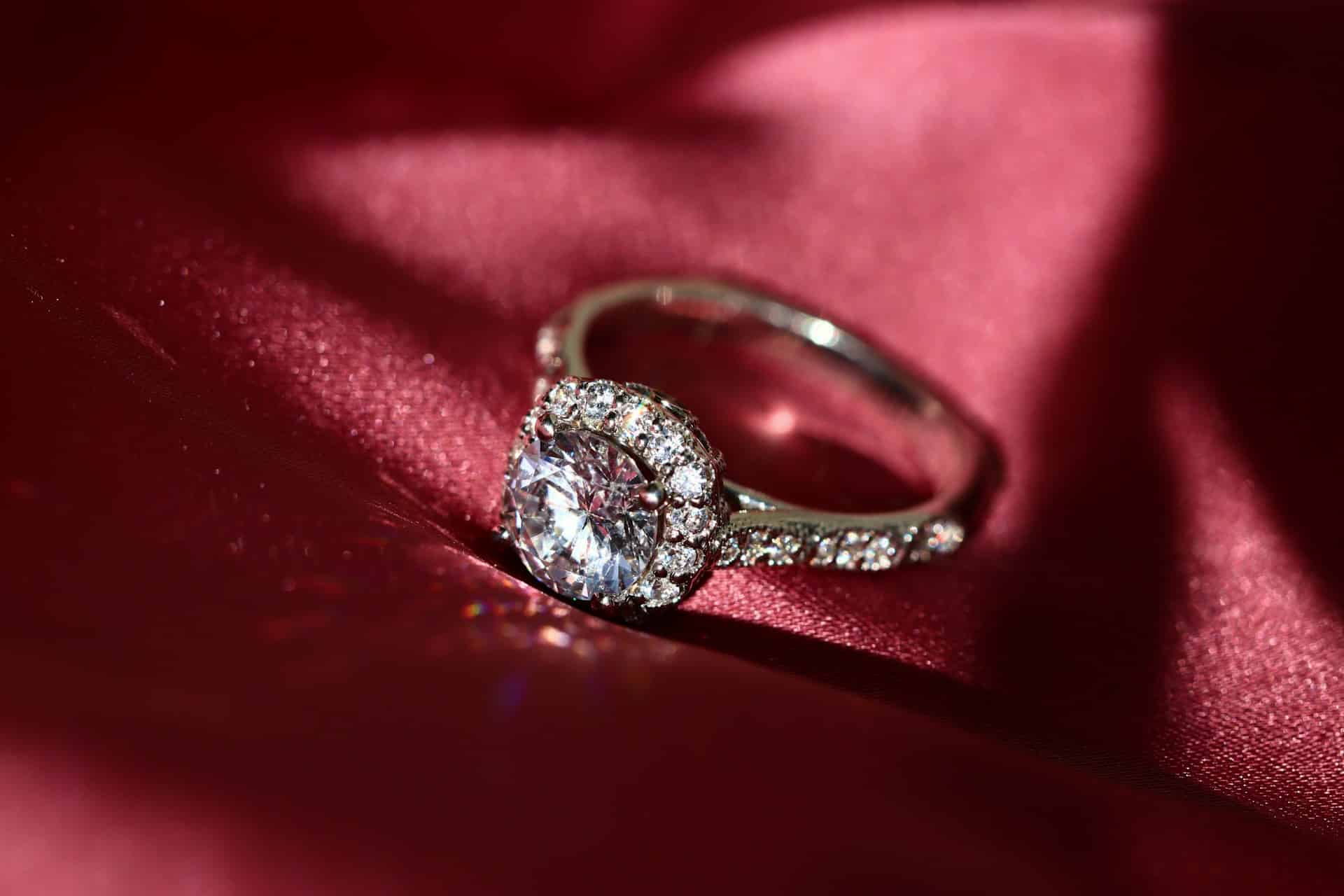 Design Your Dream Ring: Choosing the Right Setting for Your Loose Diamond
